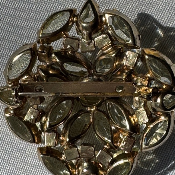 Jonquil and Green Rhinestone Brooch - Picture 2 of 6